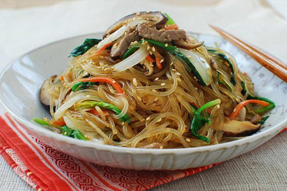 JAPCHAE, SPAGHETTI DI PATATA DOLCE CON VERDURE E CARNE